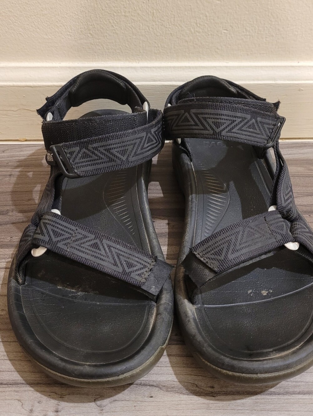 Teva Mens Sandal Strappy Hook Loop Size 9 Black Hiking Outdoor Beach